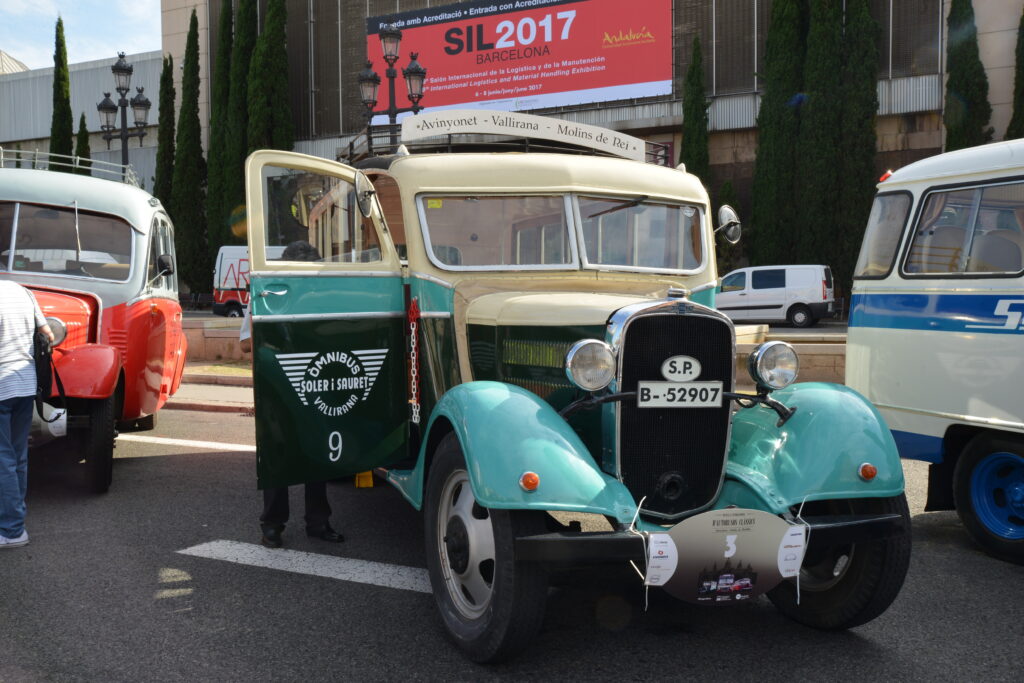 El Chevrolet núm. 9 de 1933 és un autobús històric de 20 places que va sobreviure a la Guerra Civil i la postguerra. Restaurat amb cura, forma part viva de la memòria del transport català.